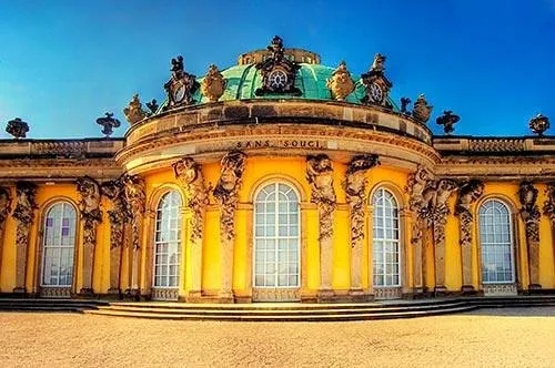 Gelbes Gebäude mit Kuppel und Statuen