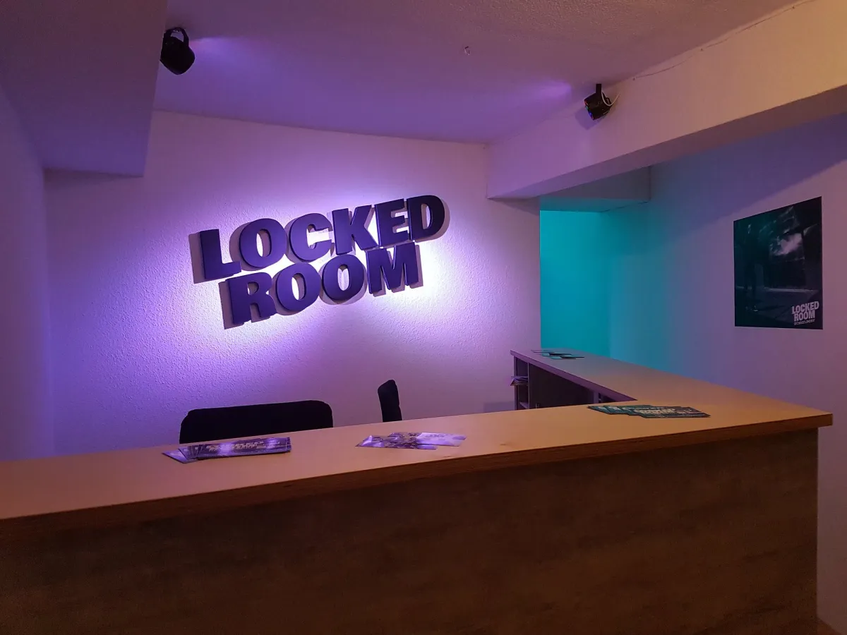 Rezeption mit Schriftzug 'Locked Room'.