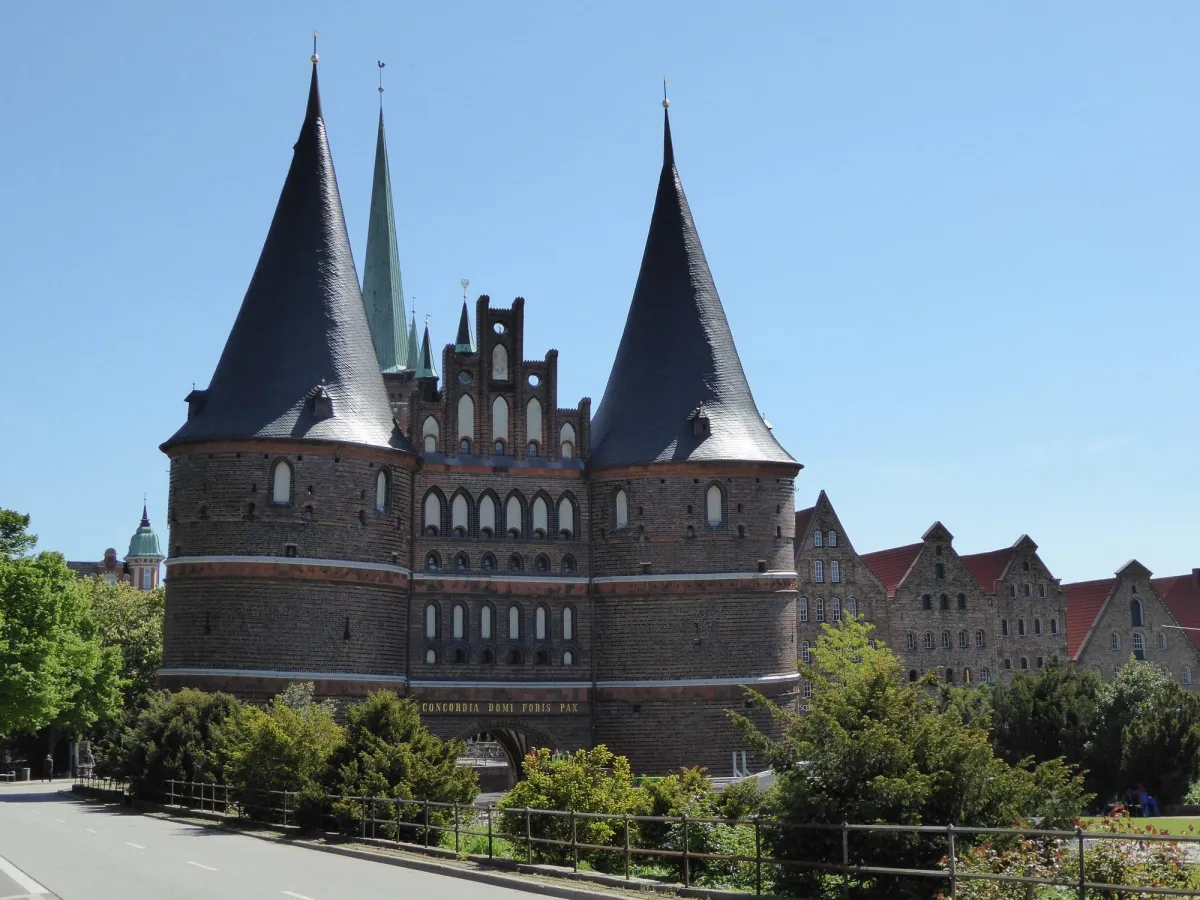 Backsteingebäude mit zwei Türmen und spitzen Dächern