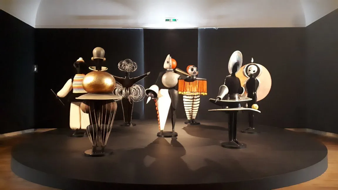 Bunte abstrakte Skulpturen auf schwarzem Podest