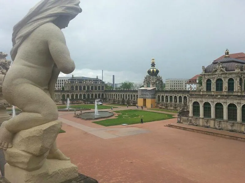 Barocke Skulptur mit Blick auf den Dresdner Zwinger.