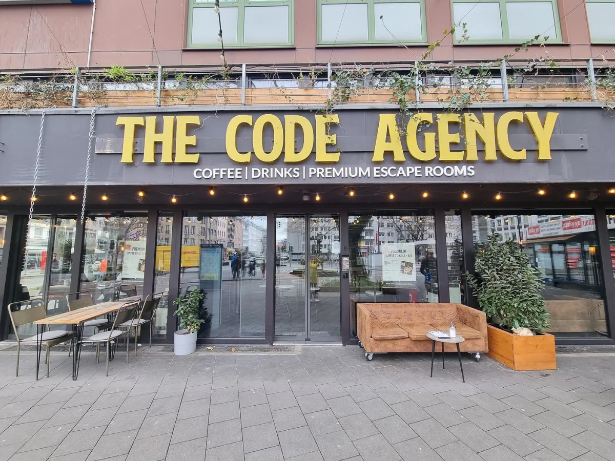 Eingang von The Code Agency mit Sitzbereich draußen.