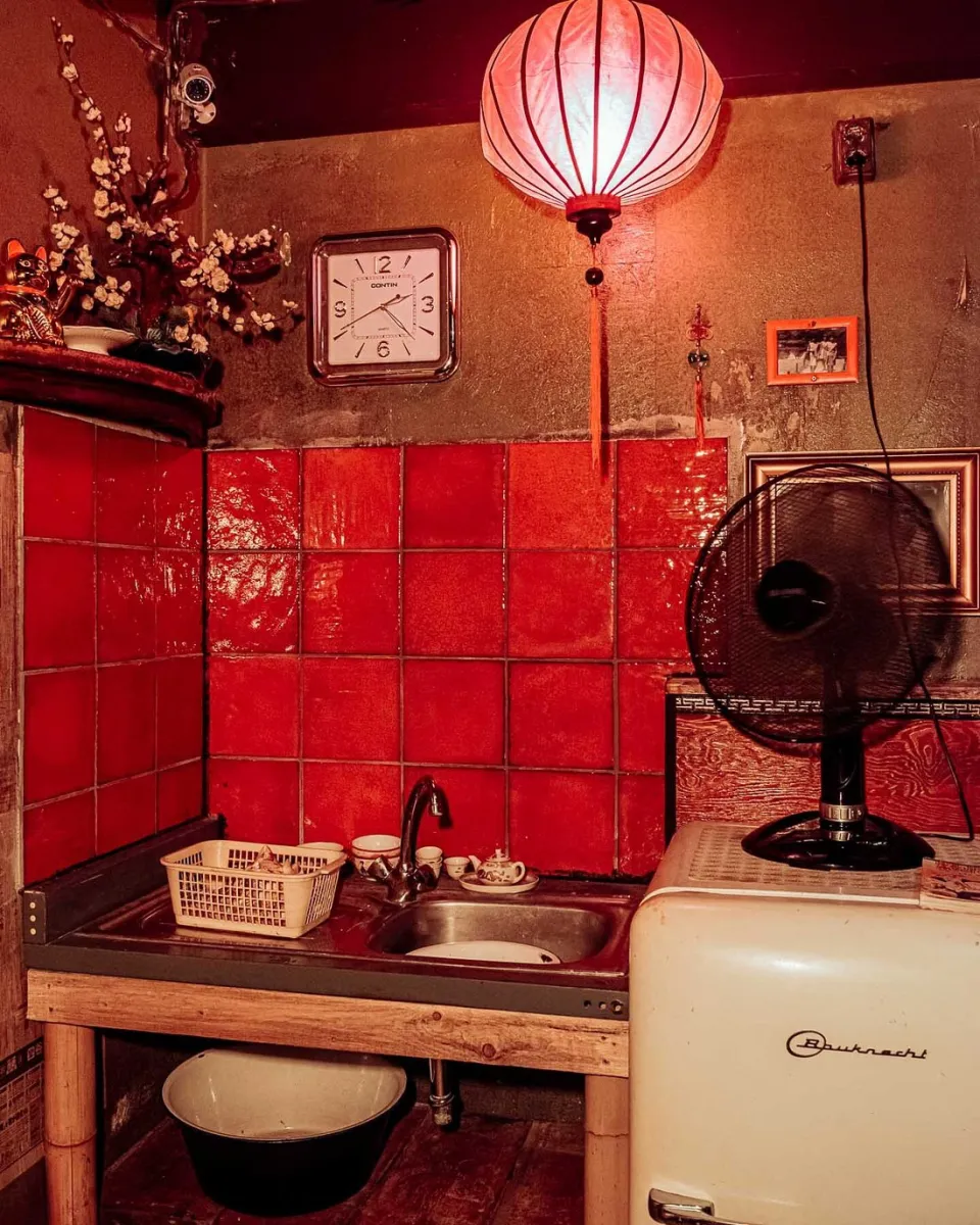 Kleine Küche mit roter Beleuchtung und Retro-Dekor.