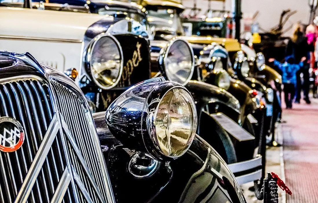 Reihe von Oldtimern mit glänzenden Scheinwerfern