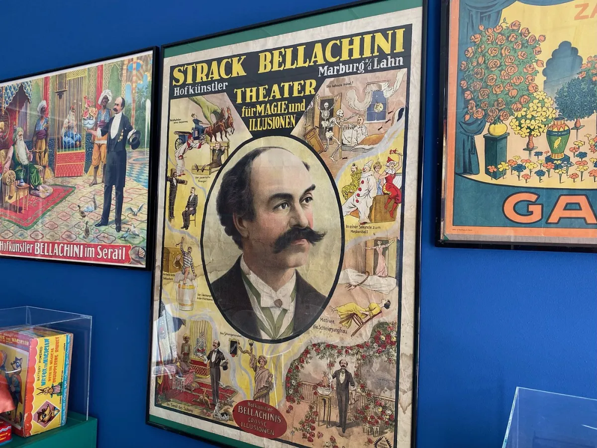 Vintage Theaterplakate an einer blauen Wand.