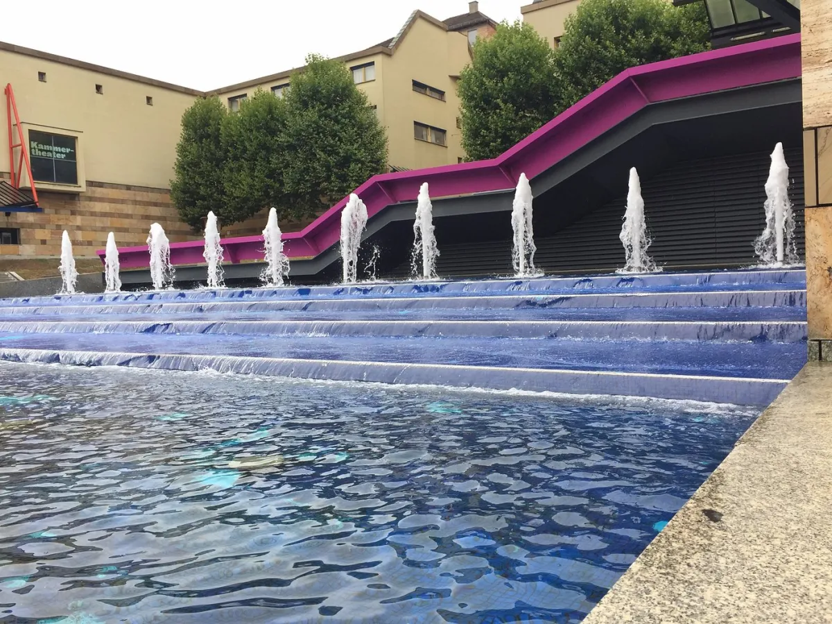 Moderne Springbrunnen mit blauen Stufen