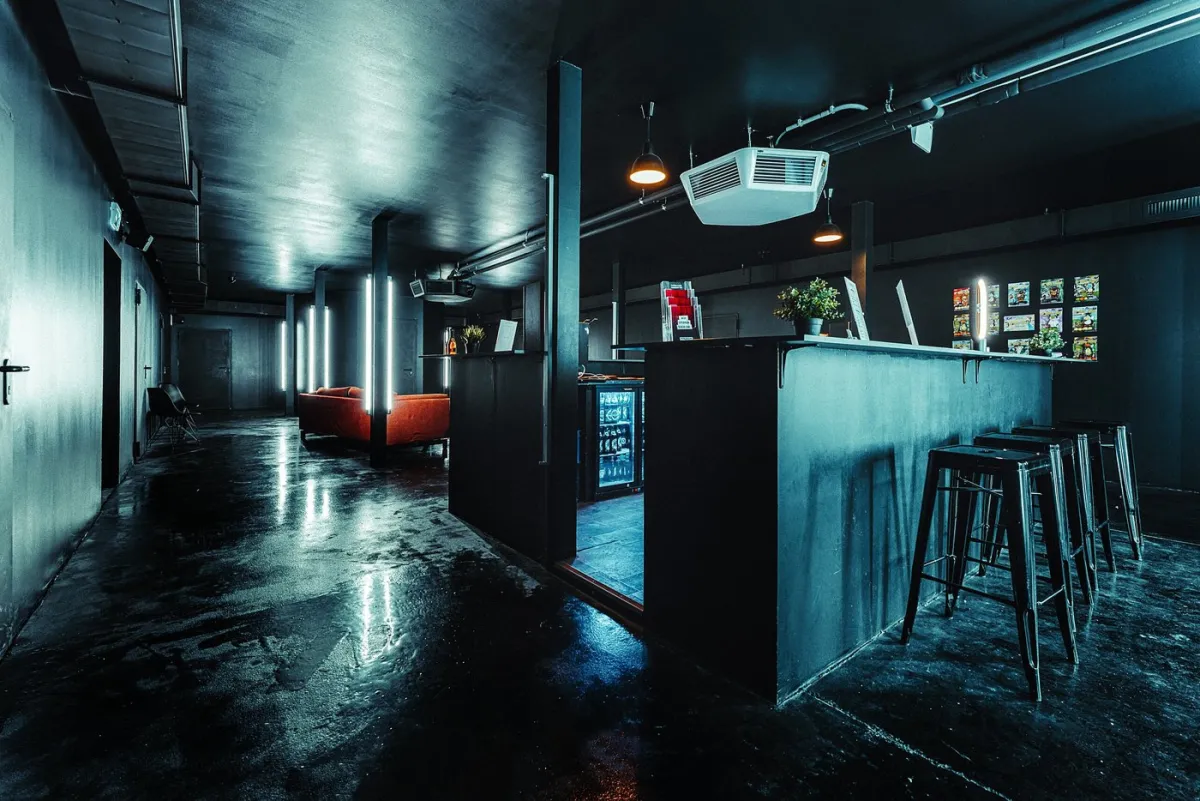 Moderne Bar mit Neonbeleuchtung und roten Sofas