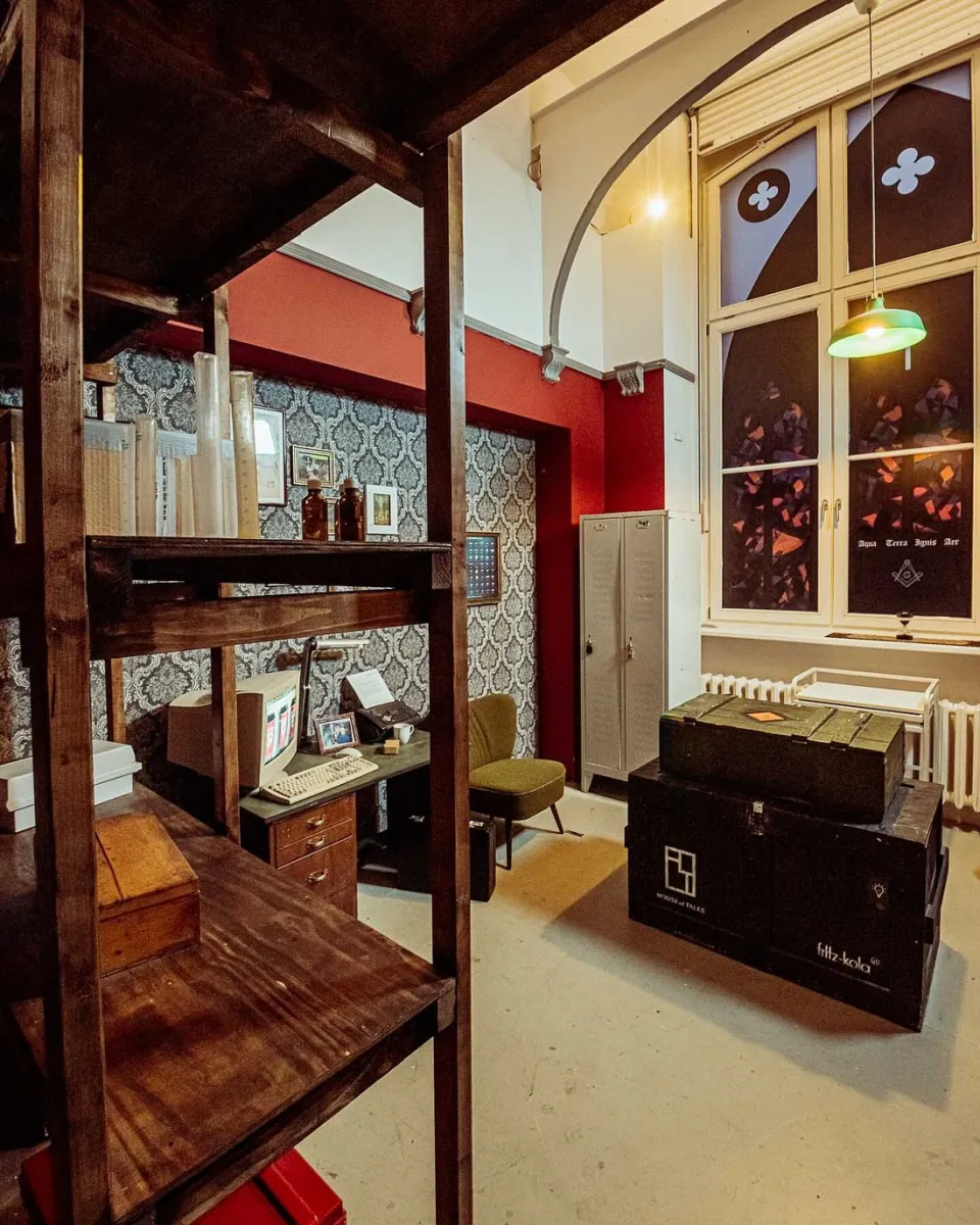 Retro Büro mit Computer und Dekoration.