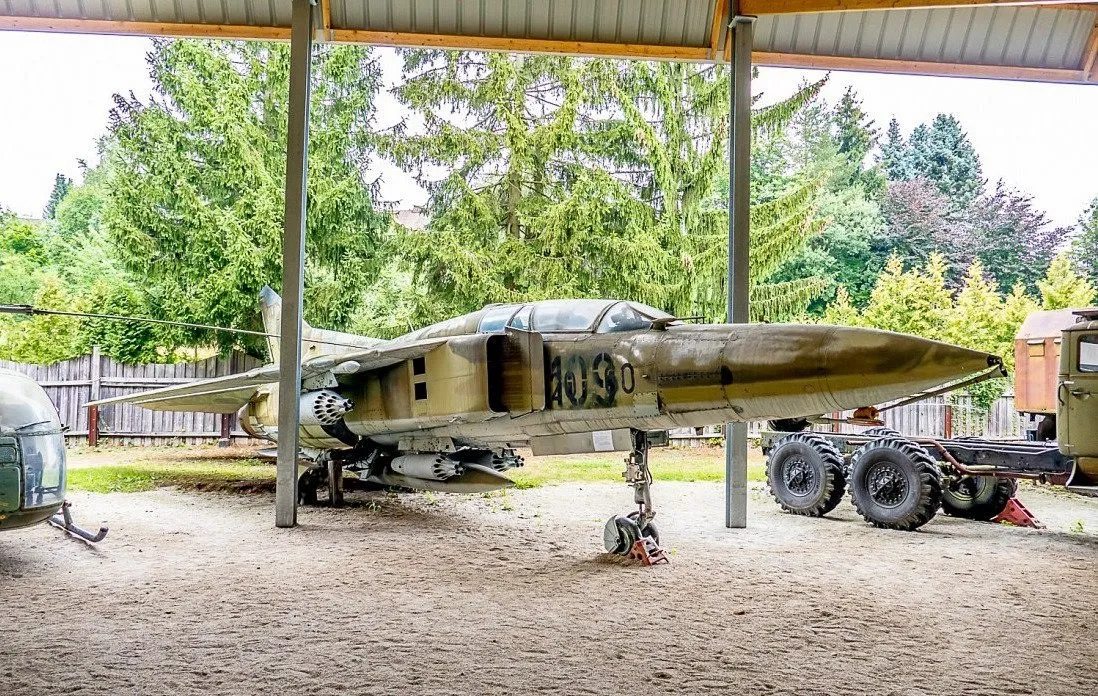 Militärflugzeug unter einem Dach