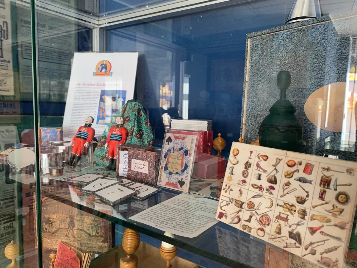 Vitrine mit antiken Spielzeugen und Karten