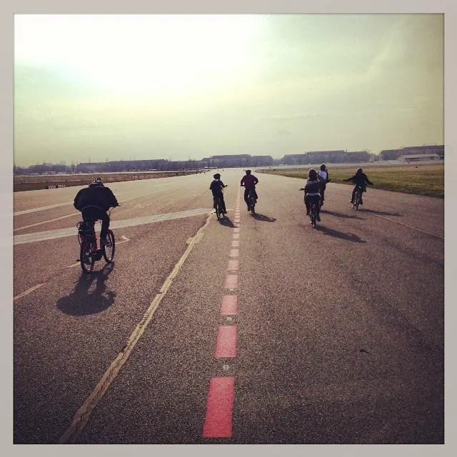 Gruppe von Radfahrern auf einer Landebahn