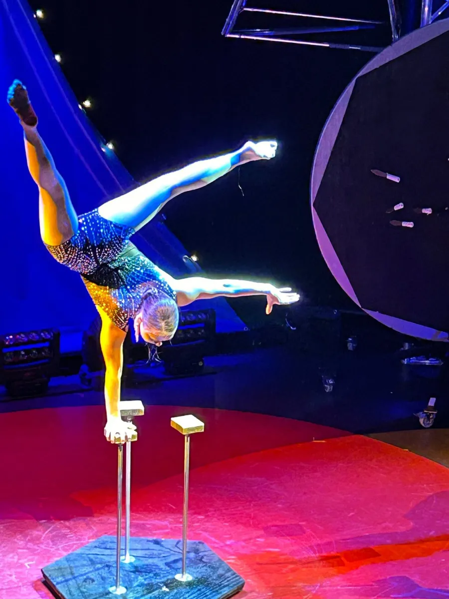 Akrobat macht Handstand auf Stützen.