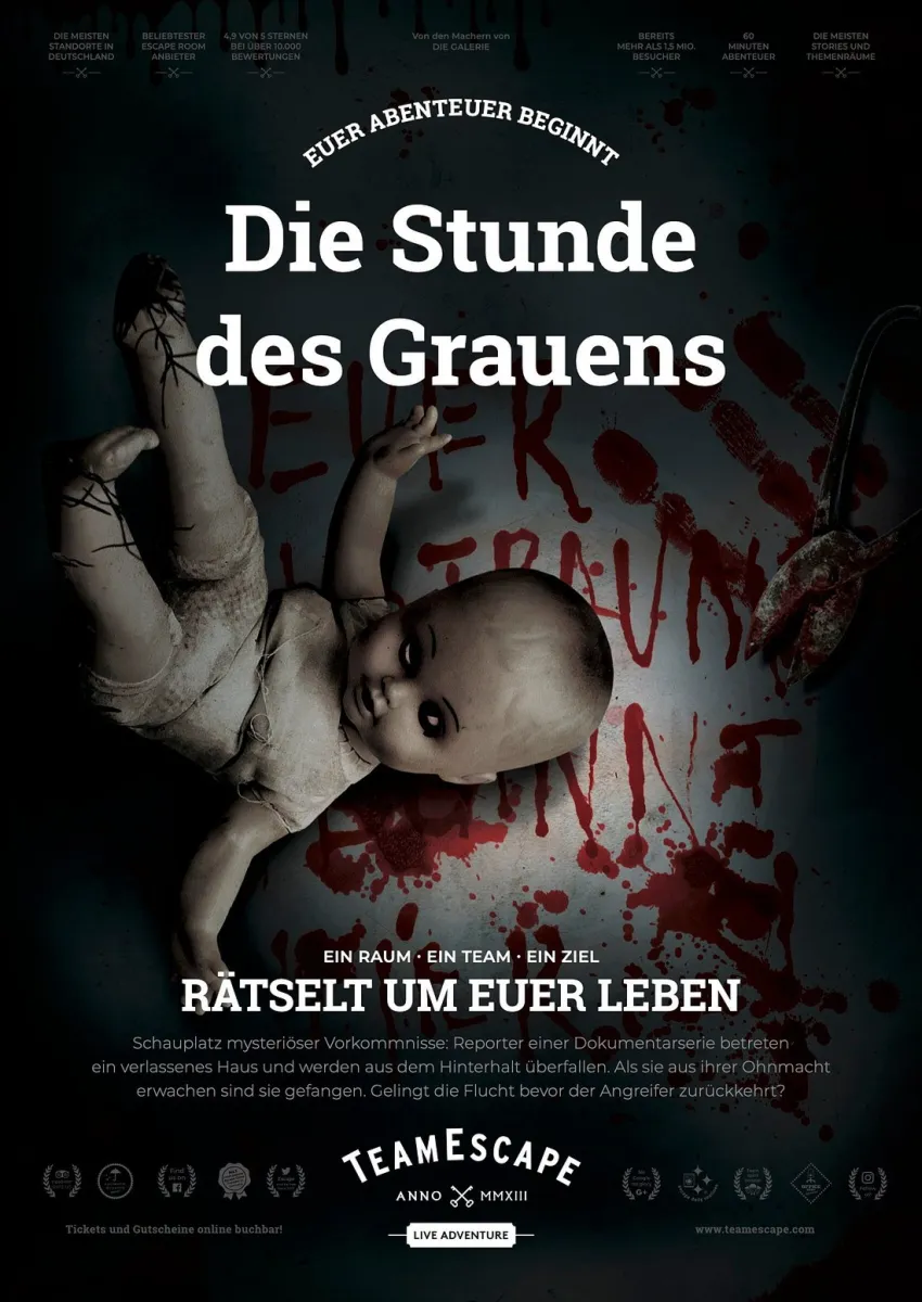 Gruselige Puppe mit blutiger Wand im Hintergrund