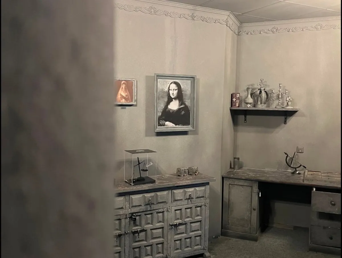 Ein Raum mit Mona Lisa Gemälde und antikem Dekor.