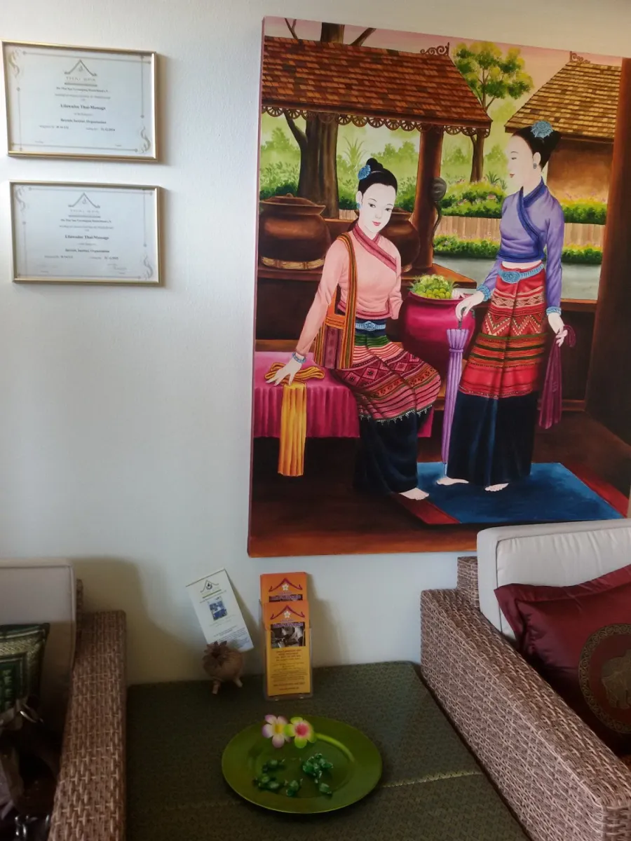 Gemälde von zwei Frauen in traditioneller Kleidung.