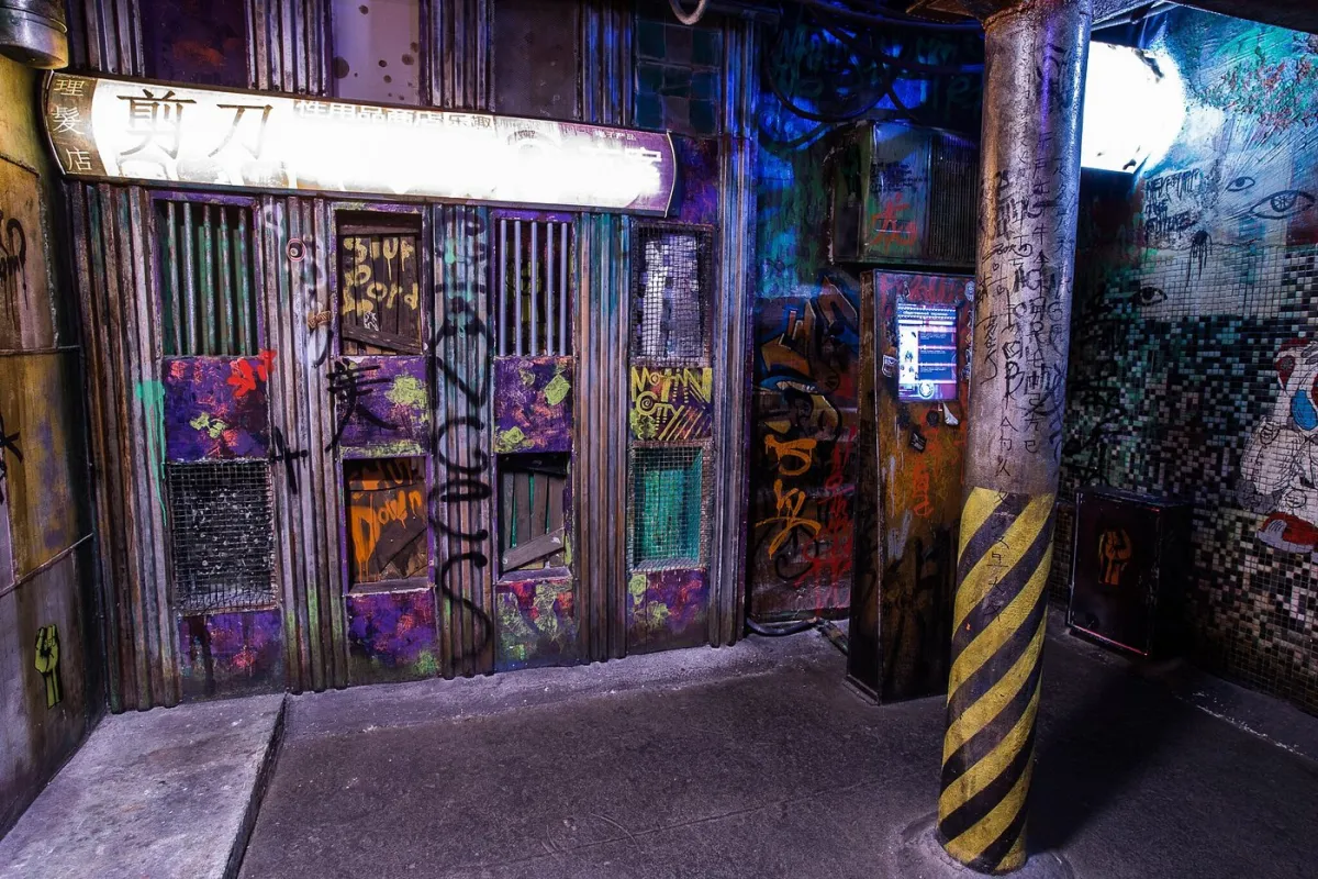 Graffiti-bedeckter urbaner Raum mit Neonlichtern.