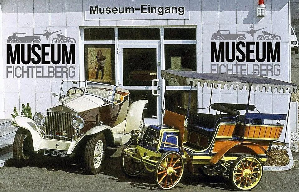 Zwei Oldtimer vor dem Museum Fichtelberg Eingang.