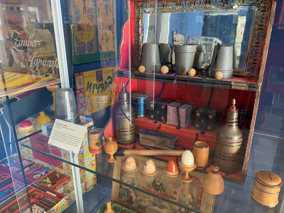 Vitrine mit alten Zaubertricks und Requisiten.