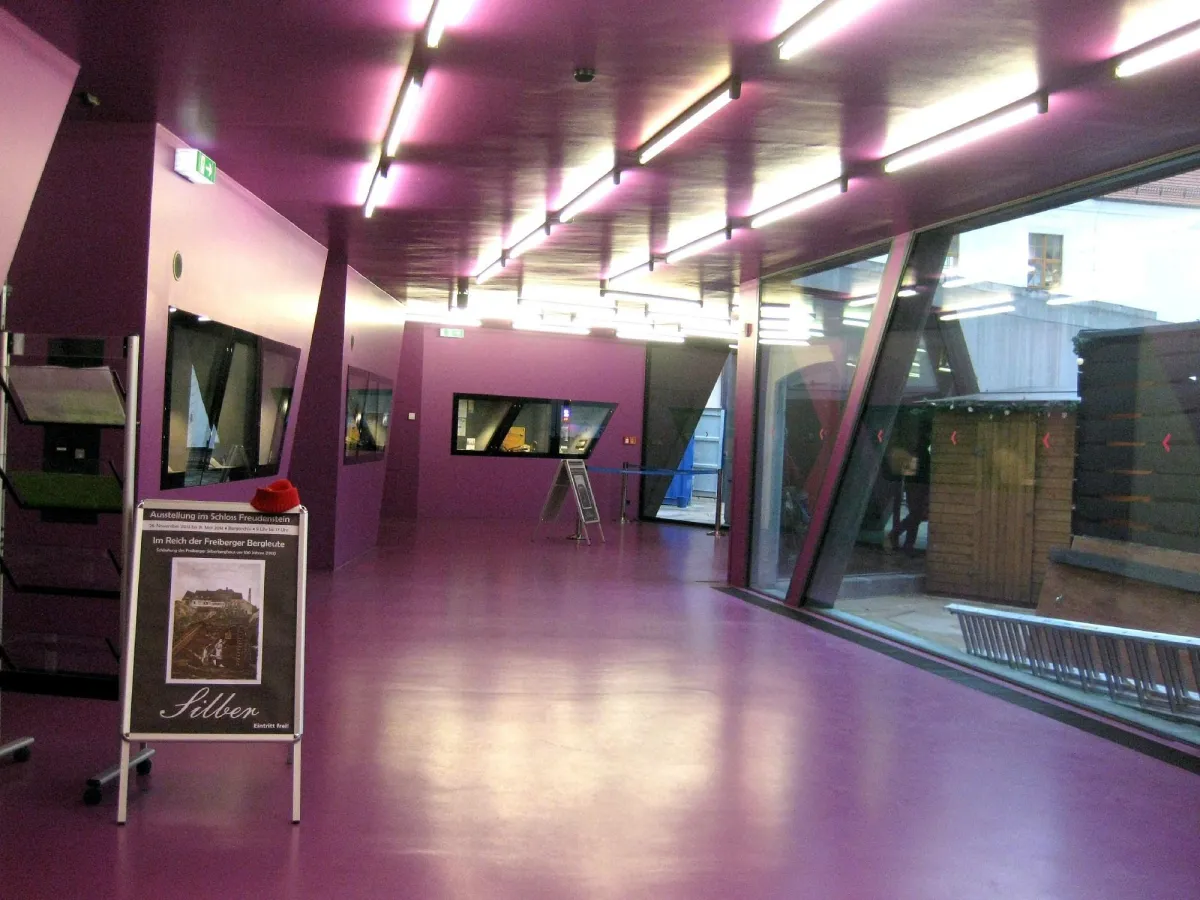 Moderner, lila Ausstellungsraum mit Schildern.