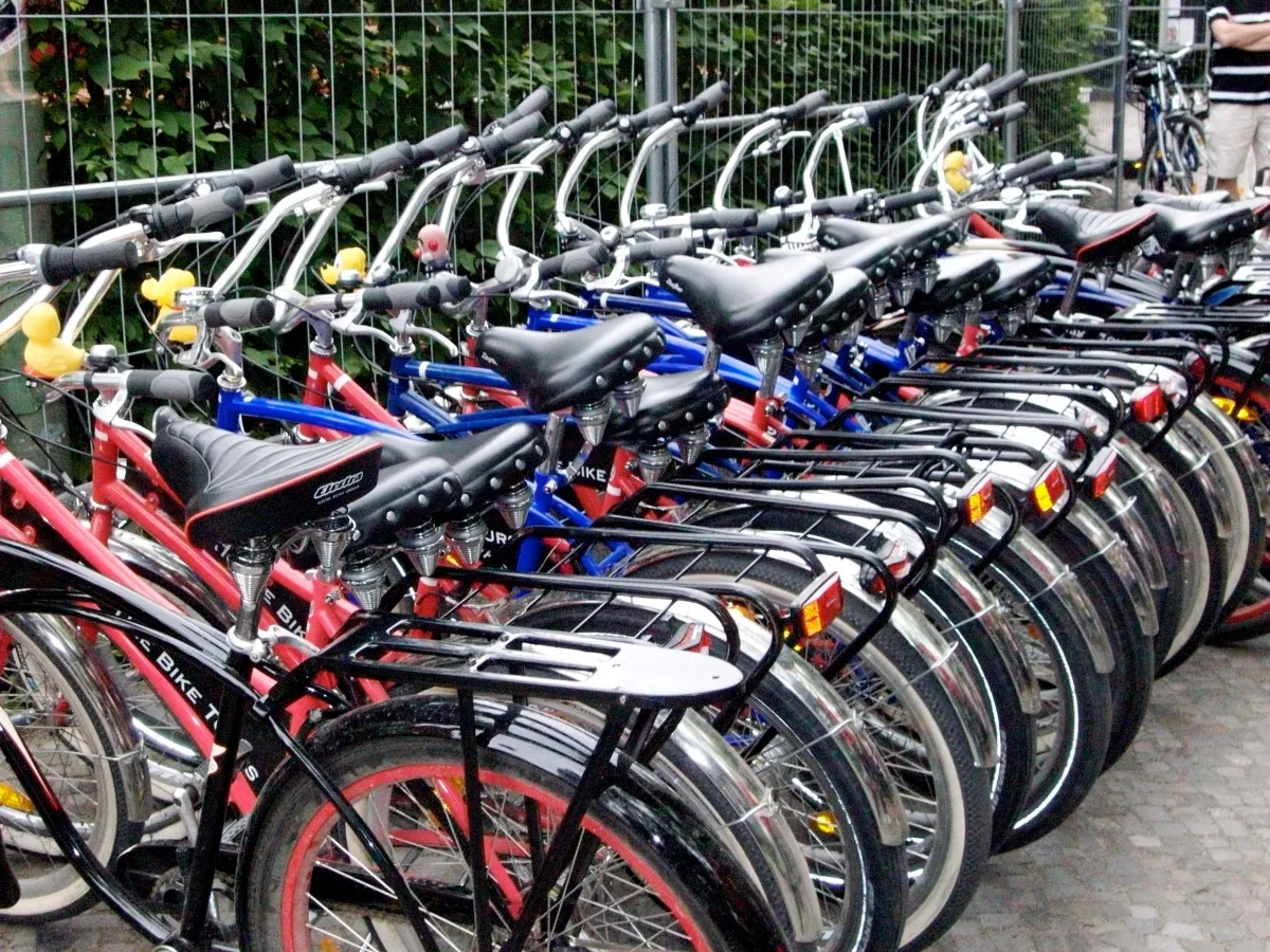 Reihe von geparkten Fahrrädern