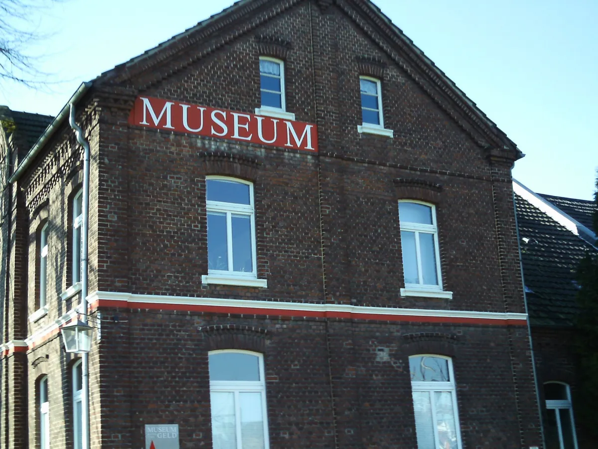 Backsteingebäude mit Museumsschild