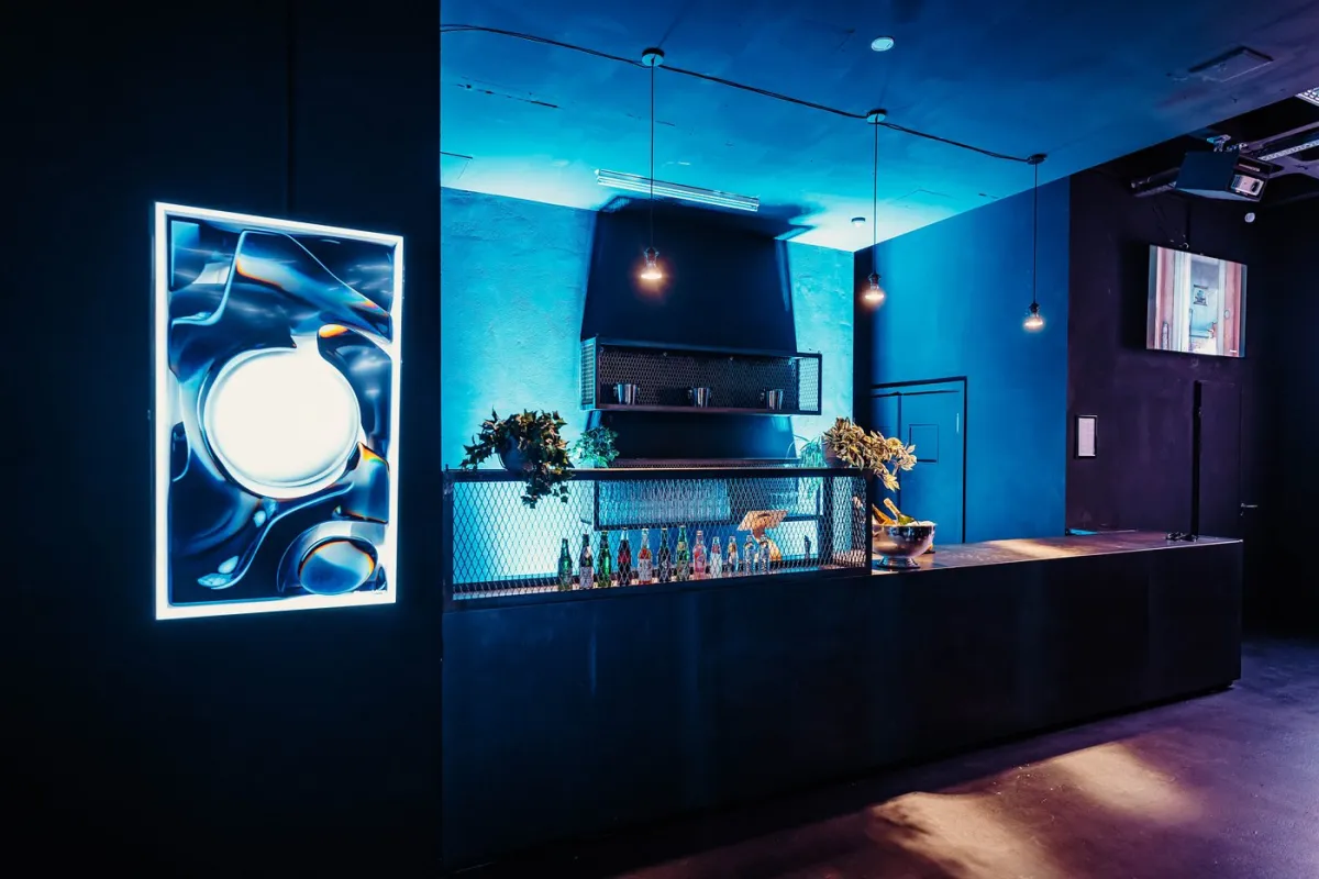 Moderne Bar mit blauer Beleuchtung