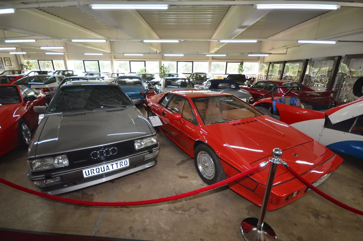Klassische Autos in einem Ausstellungsraum