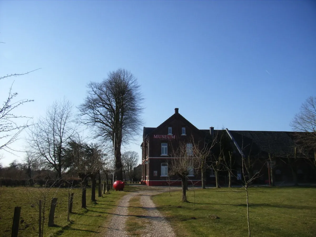 Backsteinmuseum mit Bäumen und Weg