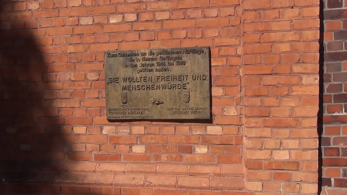 Gedenktafel an roter Ziegelmauer