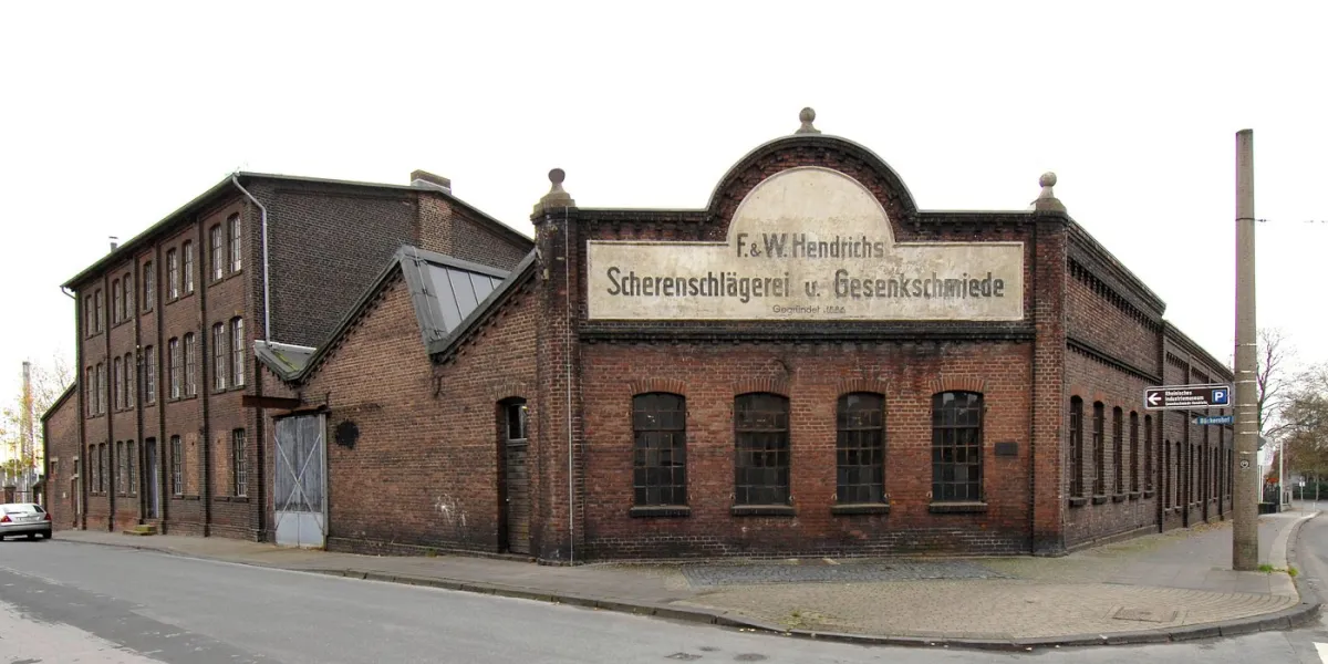 Altes Backsteingebäude an einer Straßenecke