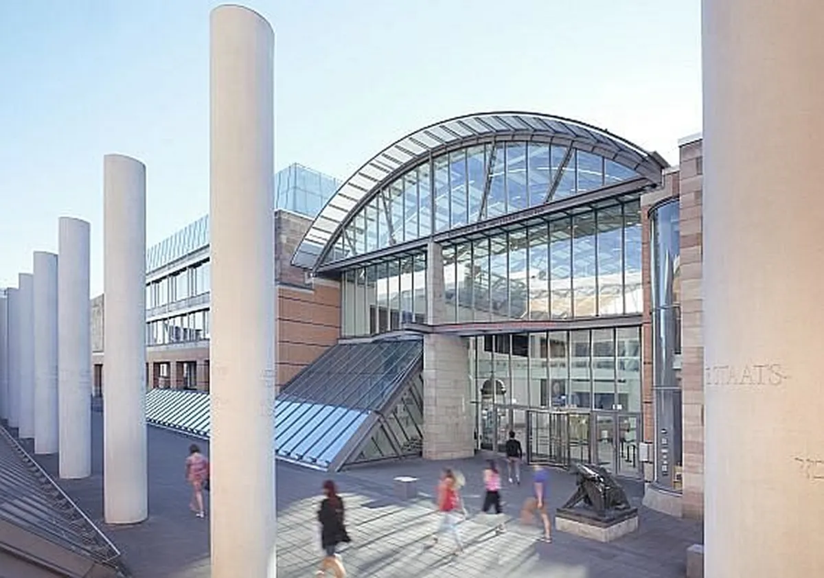 Moderne Glasfassade mit Säulen