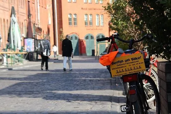 Fahrrad in einer Berliner Straße mit Backsteingebäuden.