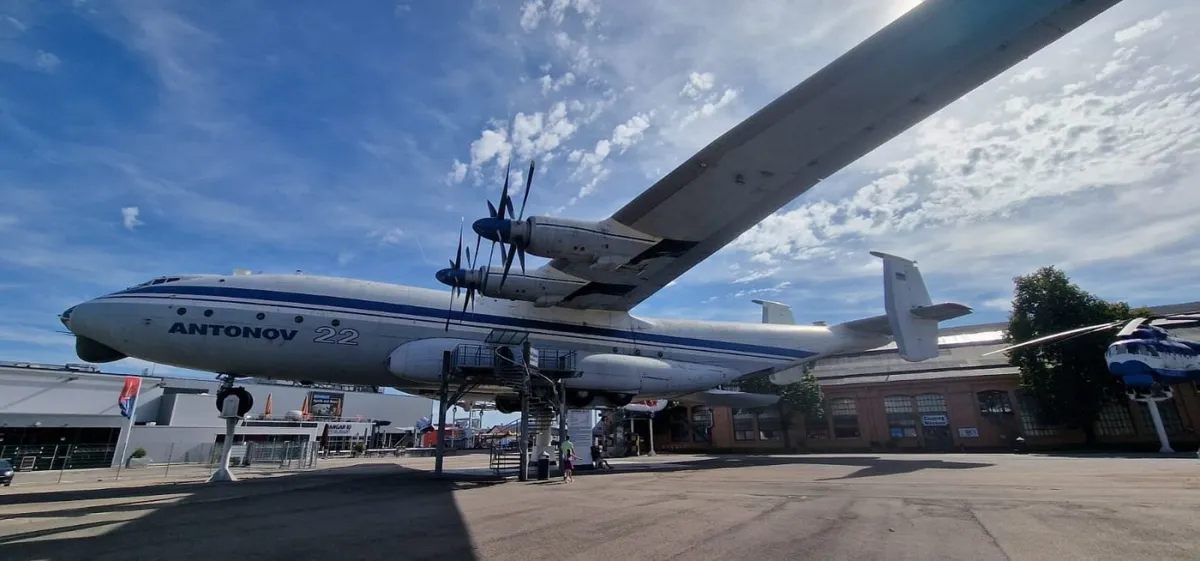 Großes Flugzeug Antonov 22 auf einem Außengelände.