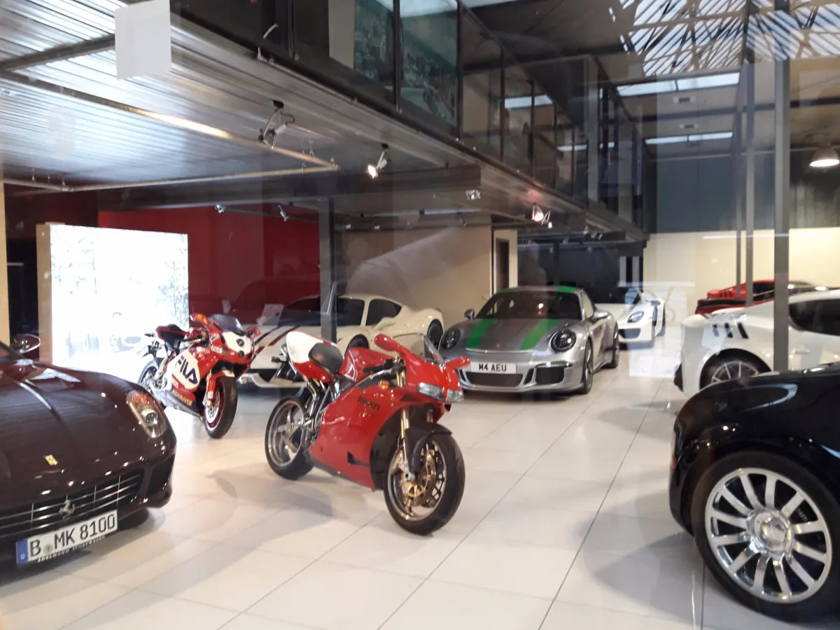 Autos und Motorräder in einem Showroom