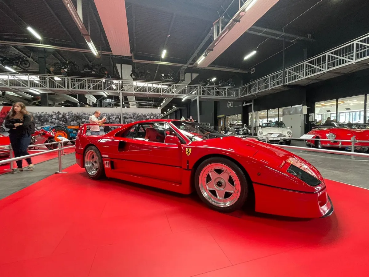 Roter Sportwagen in einer Ausstellungshalle