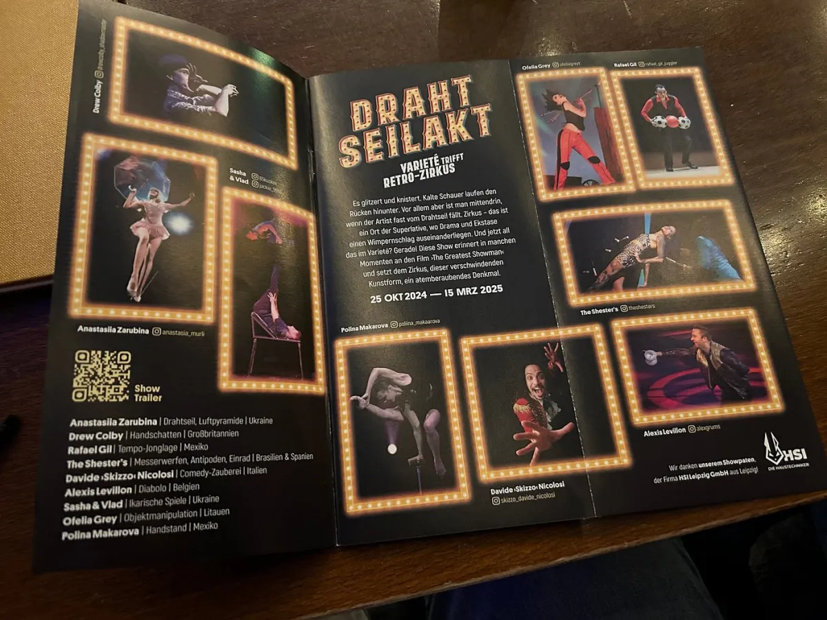Broschüre mit Bildern von Zirkusartisten und Showdetails.
