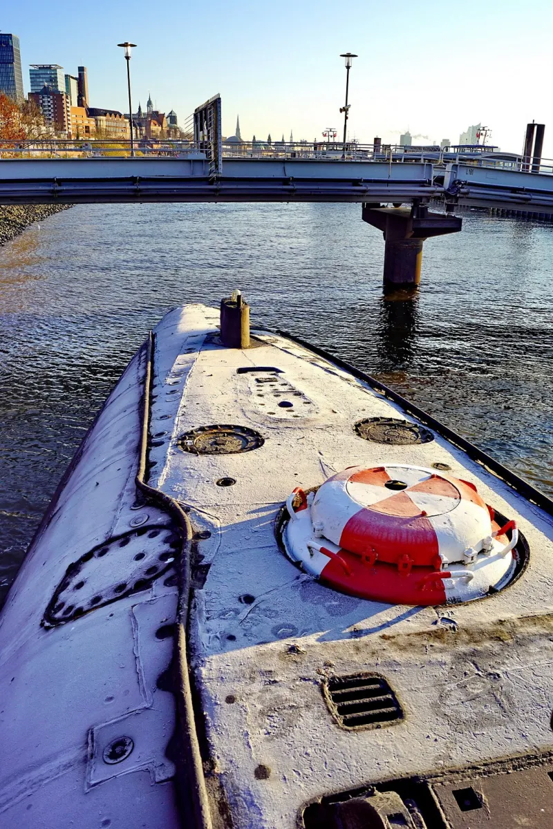 U-Boot unter einer Brücke im Hafen