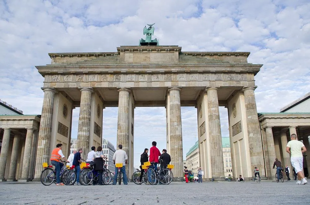 Menschen mit Fahrrädern vor dem Brandenburger Tor