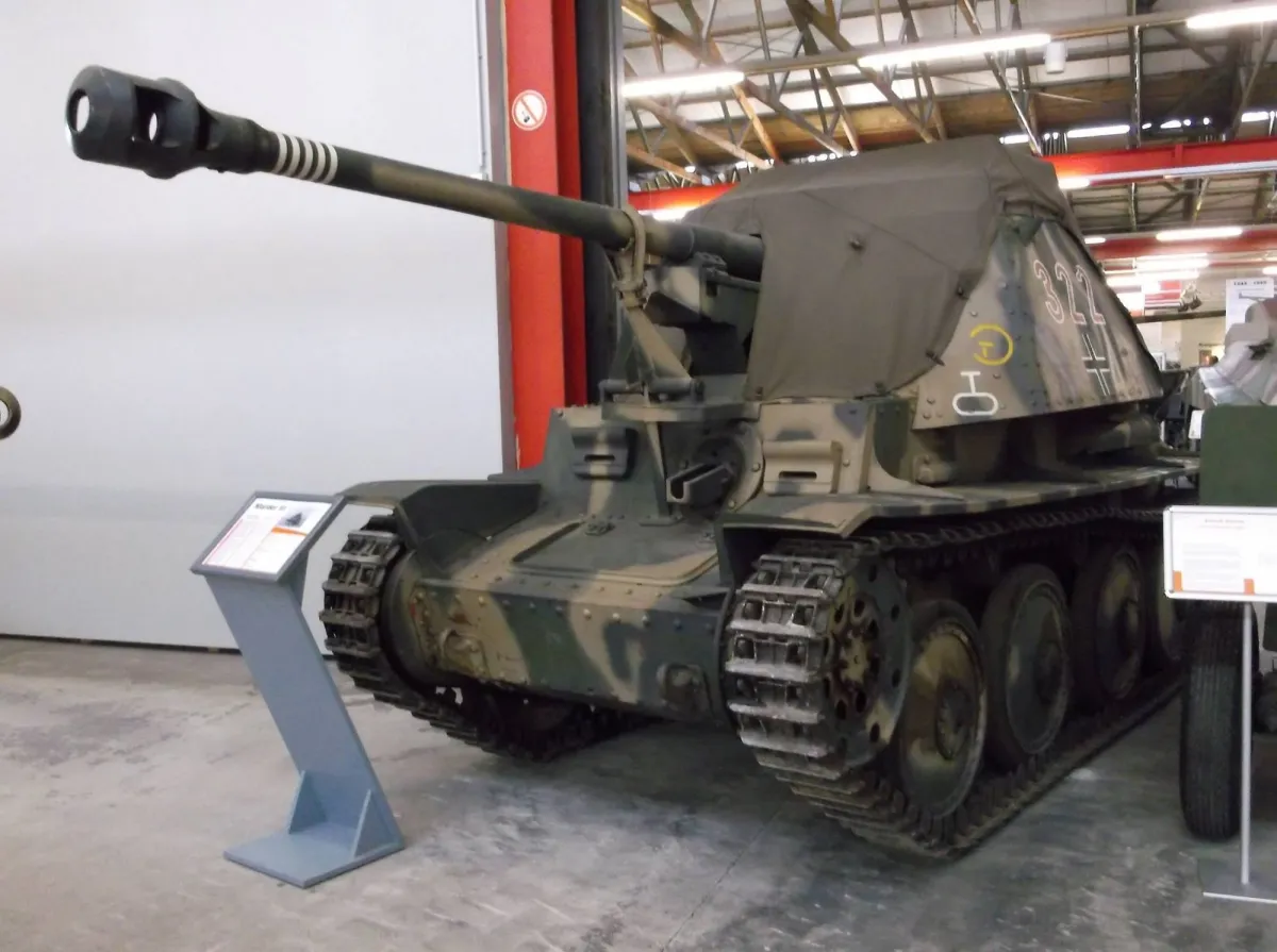 Historischer Panzer im Museum