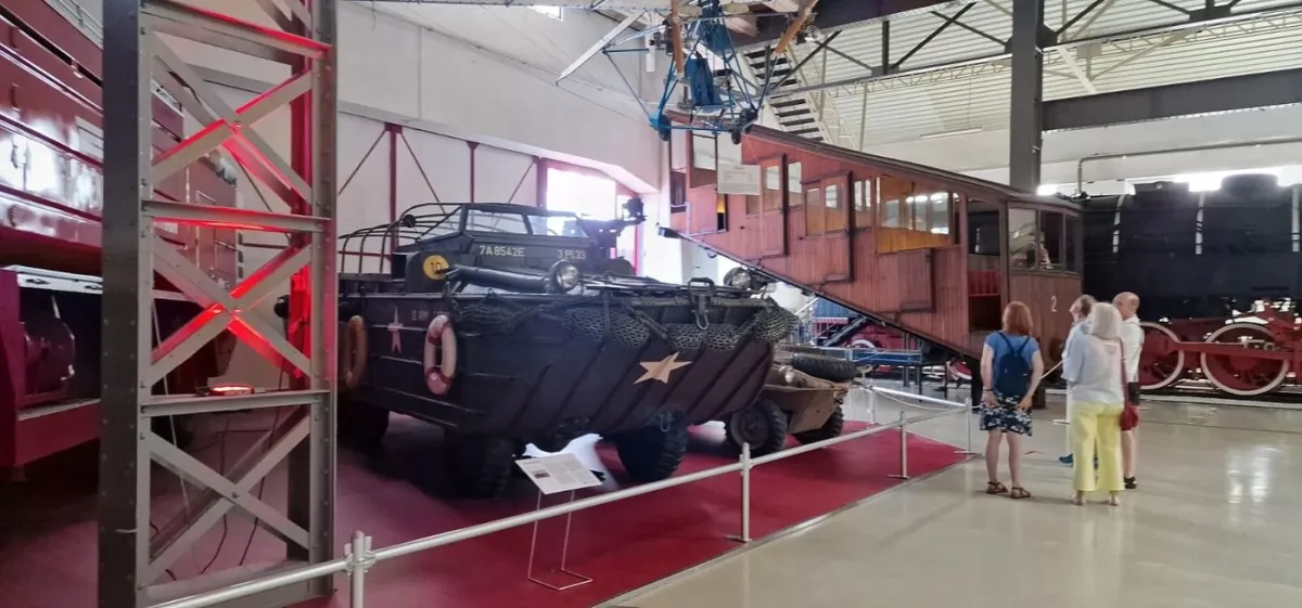 Militärfahrzeug und Besucher im Museum