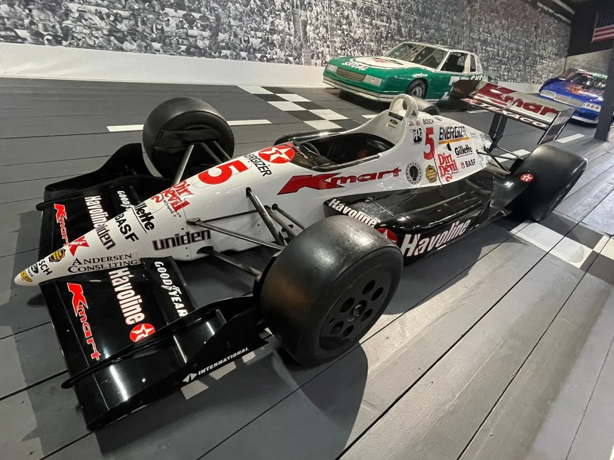 Rennwagen im Museum