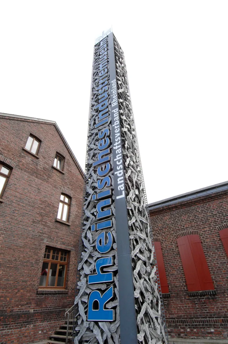 Schild des Rheinischen Industriemuseums an Backsteingebäude