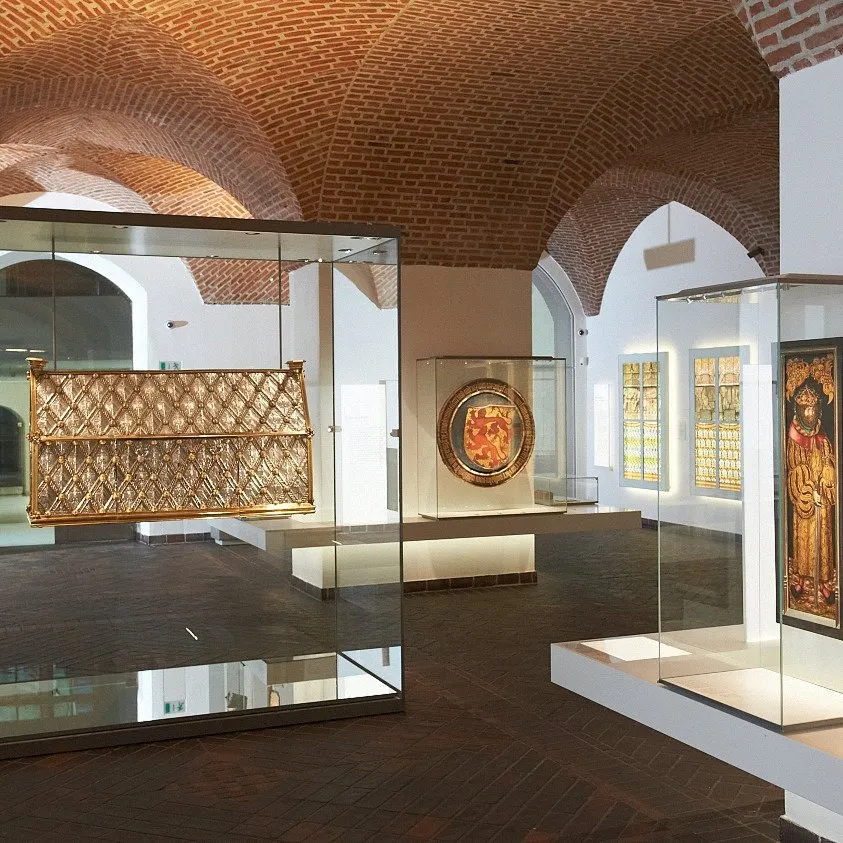 Museumsausstellung mit historischen Artefakten
