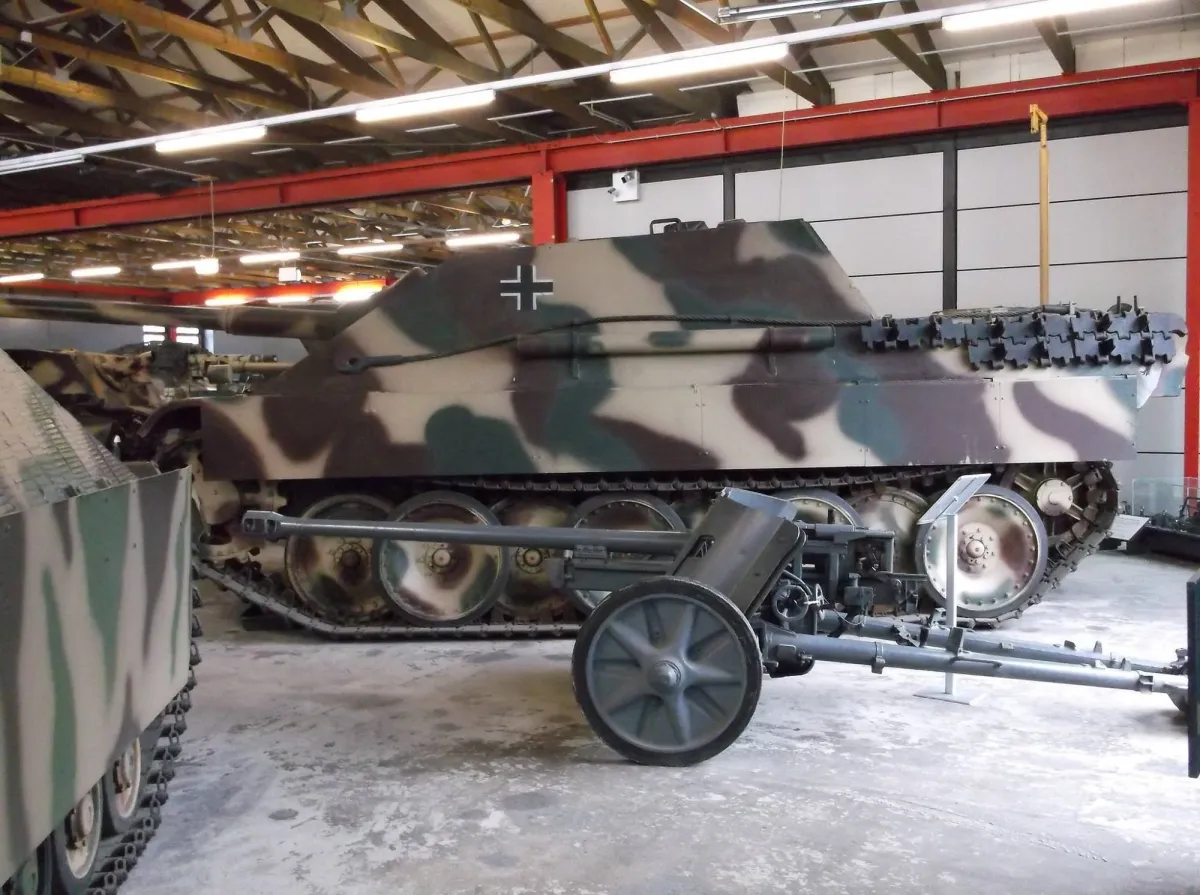 Tarnfarbener Panzer in einer Halle