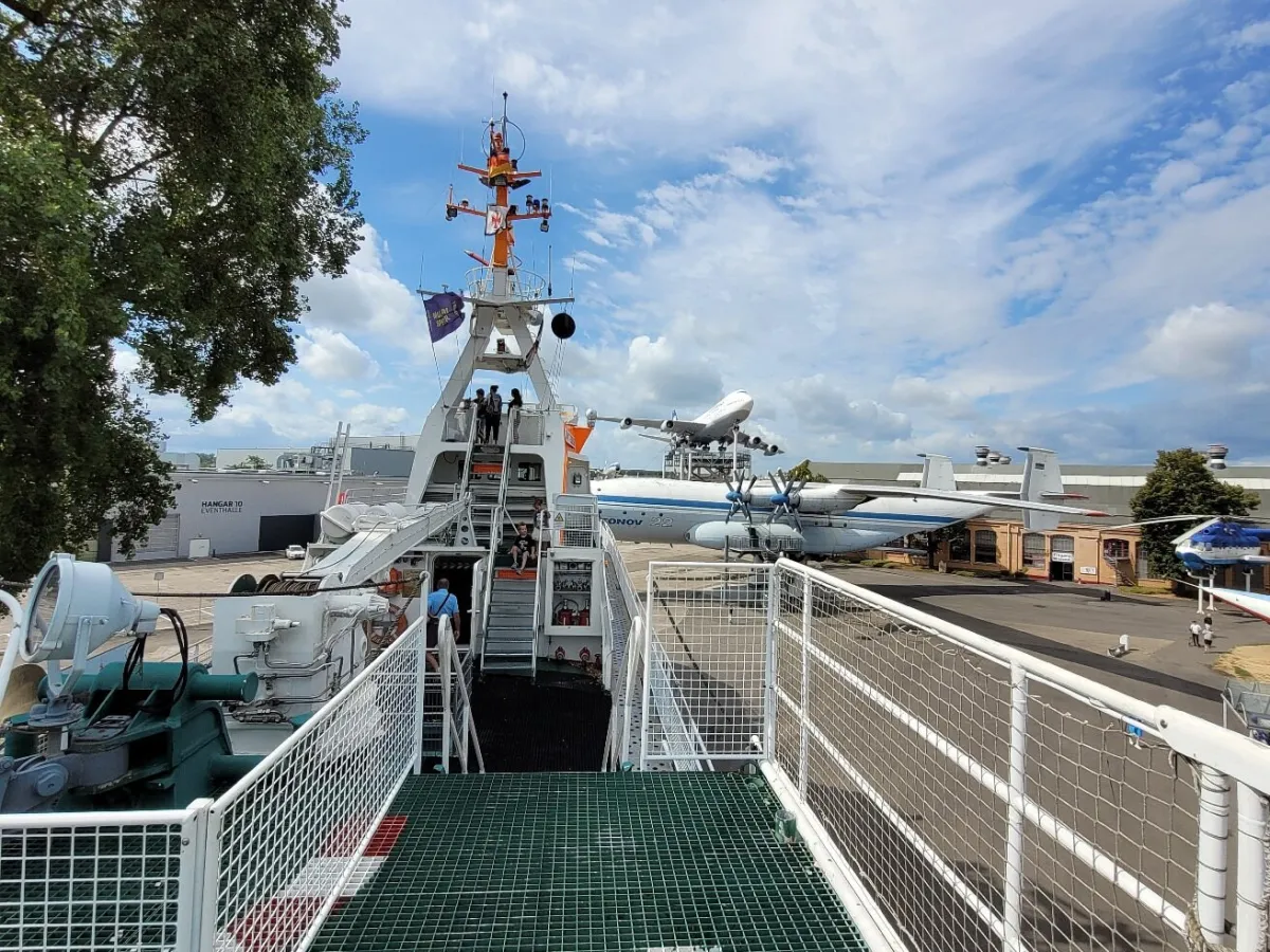 Schiffdeck mit Flugzeug im Hintergrund