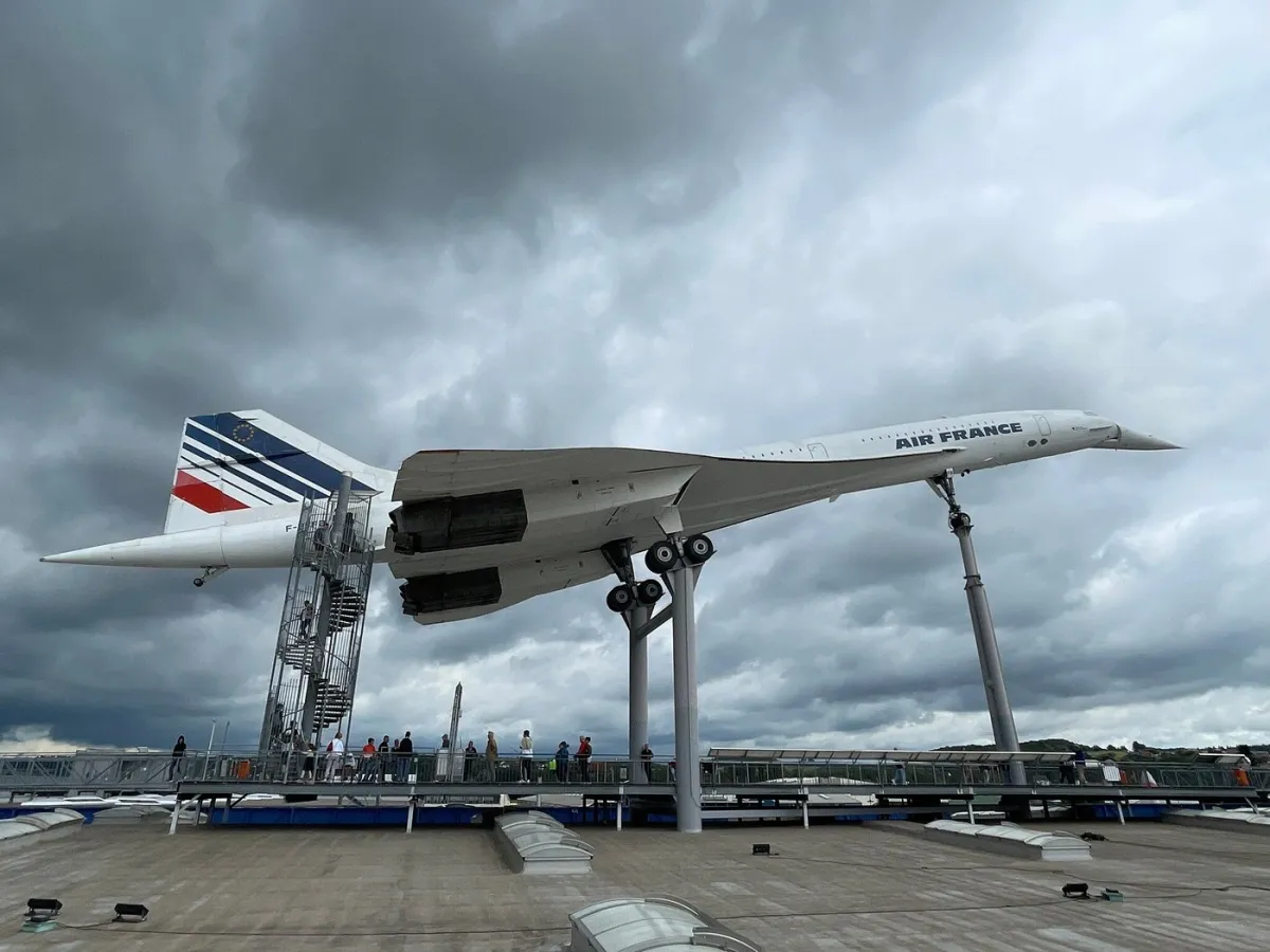 Concorde-Flugzeug auf einer Plattform ausgestellt.