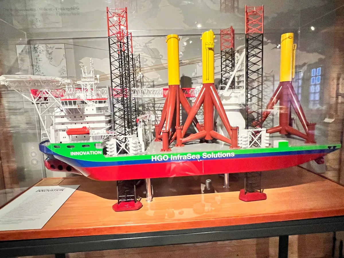 Modell eines Offshore-Installationsschiffs.