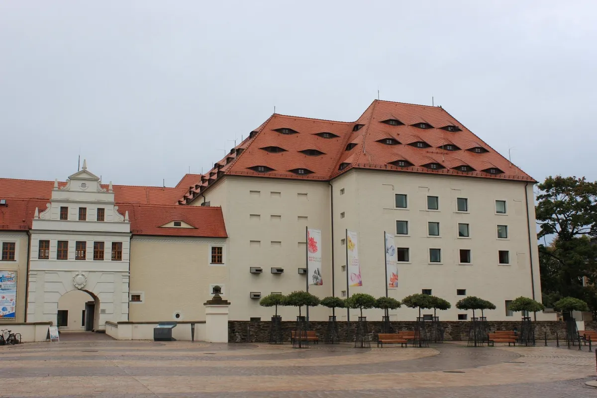 Historisches Gebäude mit roten Dächern