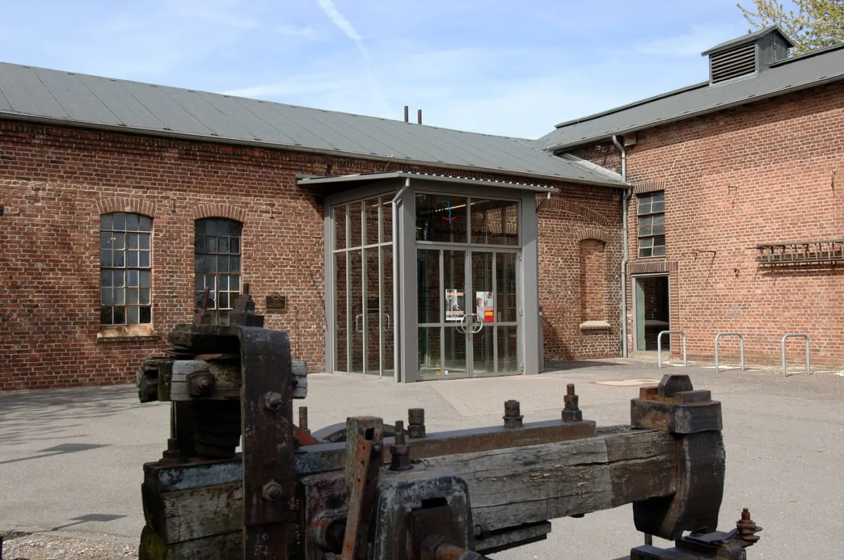 Backstein-Gebäude mit Glaseingang