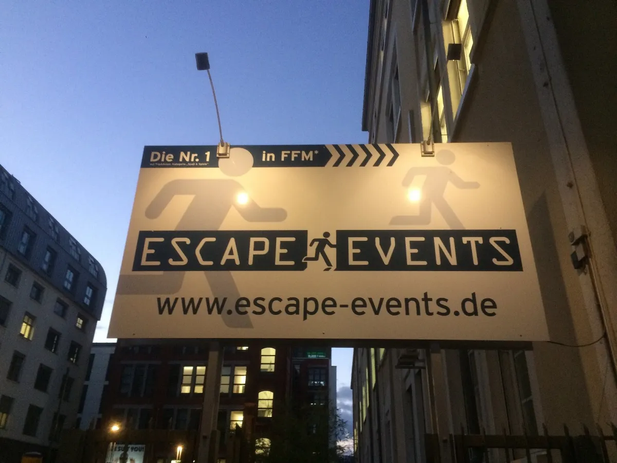 Schild mit der Aufschrift 'Escape Events' bei Dämmerung.
